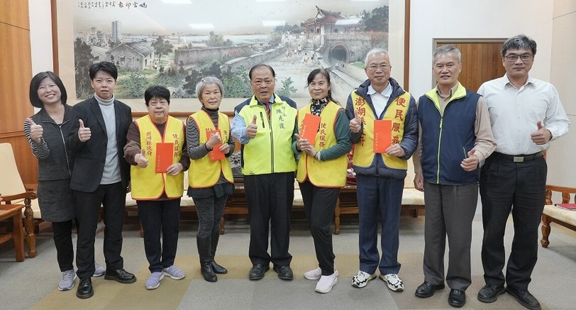 陳光復致贈縣府志工人員春節禮金 感謝他們無私的奉獻