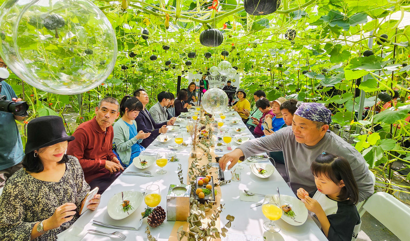 ▲家樂福舉辦瓜棚饗宴，享用由在地新鮮食材烹調的法式低碳料理，在吃到美味的同時也能了解料理的內涵及食材的故事。（圖/記者黃淑貞攝）