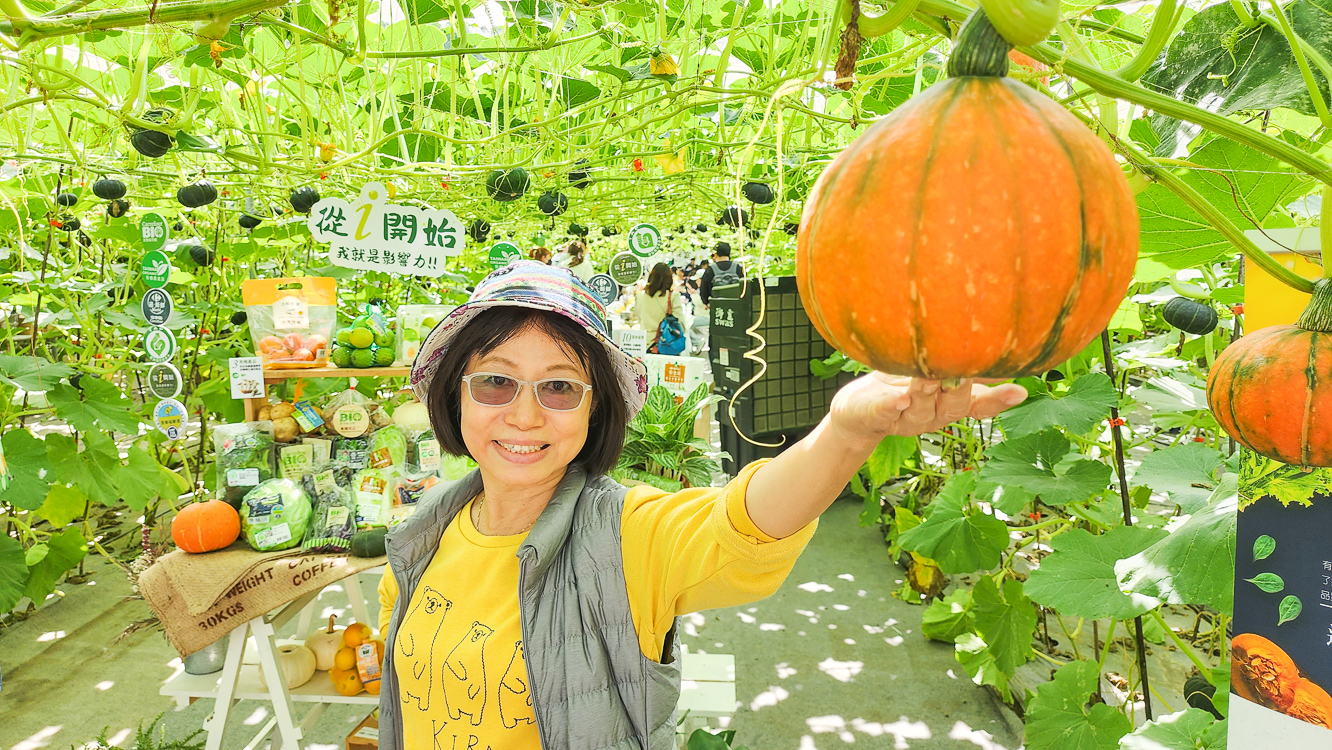 ▲瓜棚饗宴餐後，再帶大家認識栗子南瓜的一生，並親自採摘中意的南瓜回到花田。（圖/記者黃淑貞攝）