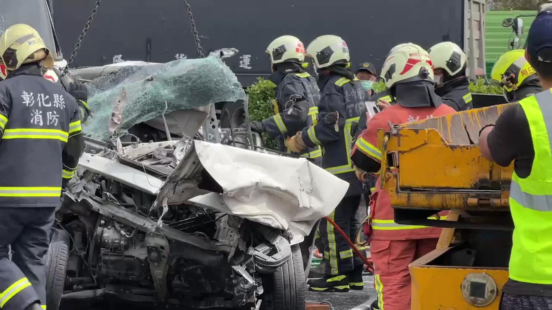 ▲國道1號彰化段發生7車連環撞車禍，造成一死一傷慘劇，涉嫌肇事的大貨車駕駛因無照，趁亂叫弟弟開車來頂罪，遭國道警方移送彰化地檢偵訊，地院准押。（資料照）