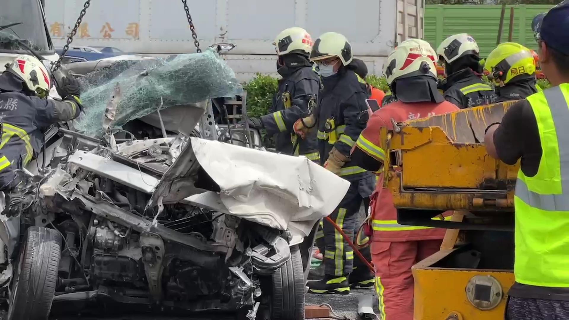 ▲國道1號彰化段發生7車連環撞車禍，造成一死一傷慘劇，涉嫌肇事的大貨車駕駛因無照，趁亂叫弟弟開車來頂罪，遭國道警方移送彰化地檢偵訊，地院准押。（資料照）