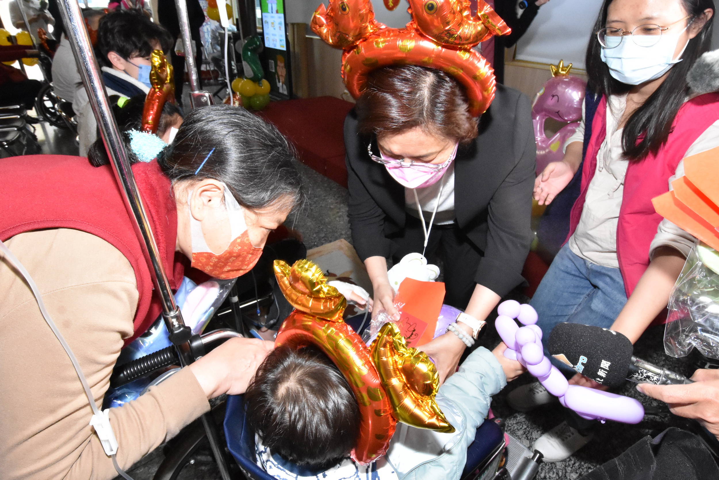 ▲春節前夕，彰化縣長王惠美、彰化縣醫師公會等單位代表，前往彰化基督教兒童醫院及秀傳紀念醫院，關心探訪住院病童，鼓勵他們堅強勇敢，期盼早日康復。（記者張溎壕攝）