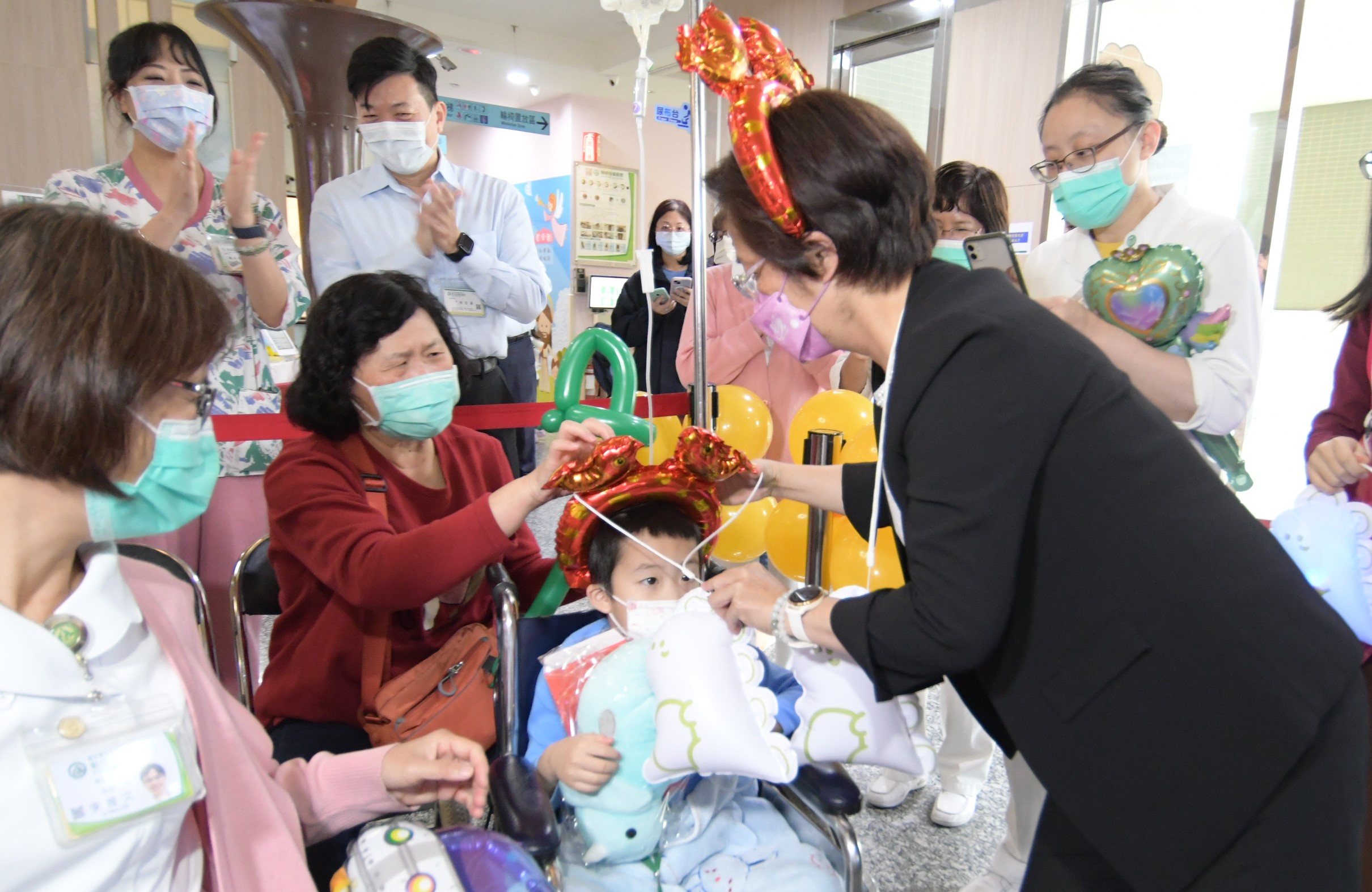 ▲春節前夕，彰化縣長王惠美、彰化縣醫師公會等單位代表，前往彰化基督教兒童醫院及秀傳紀念醫院，關心探訪住院病童，鼓勵他們堅強勇敢，期盼早日康復。（記者張溎壕攝）