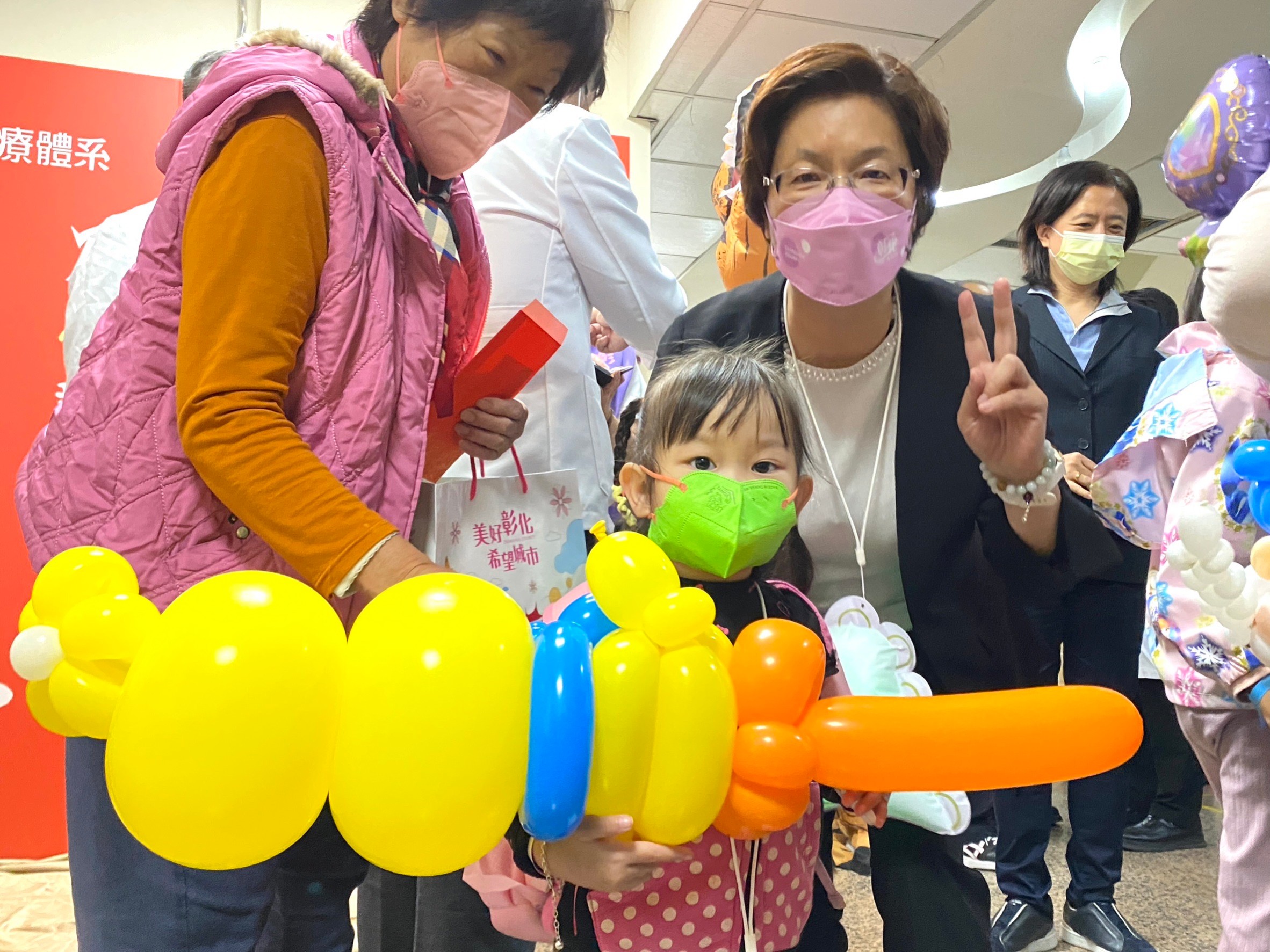 ▲春節前夕,彰化縣長王惠美、彰化縣醫師公會等單位代表,前往彰化基督教兒童醫院及秀傳紀念醫院,關心探訪住院病童,鼓勵他們堅強勇敢,期盼早日康復。(記者張溎壕攝)
