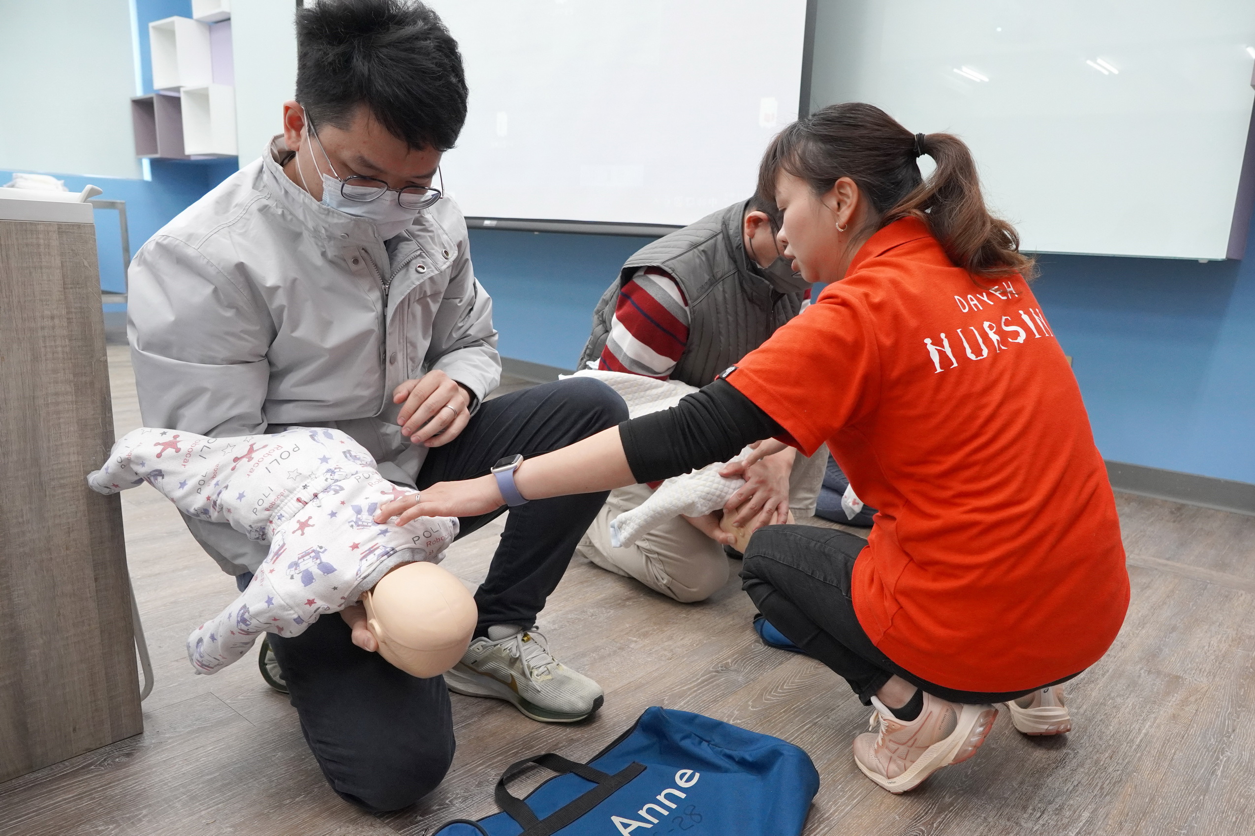 ▲大葉大學護理系老師指導學員嬰兒呼吸道異物哽塞處理。(記者張溎壕攝)