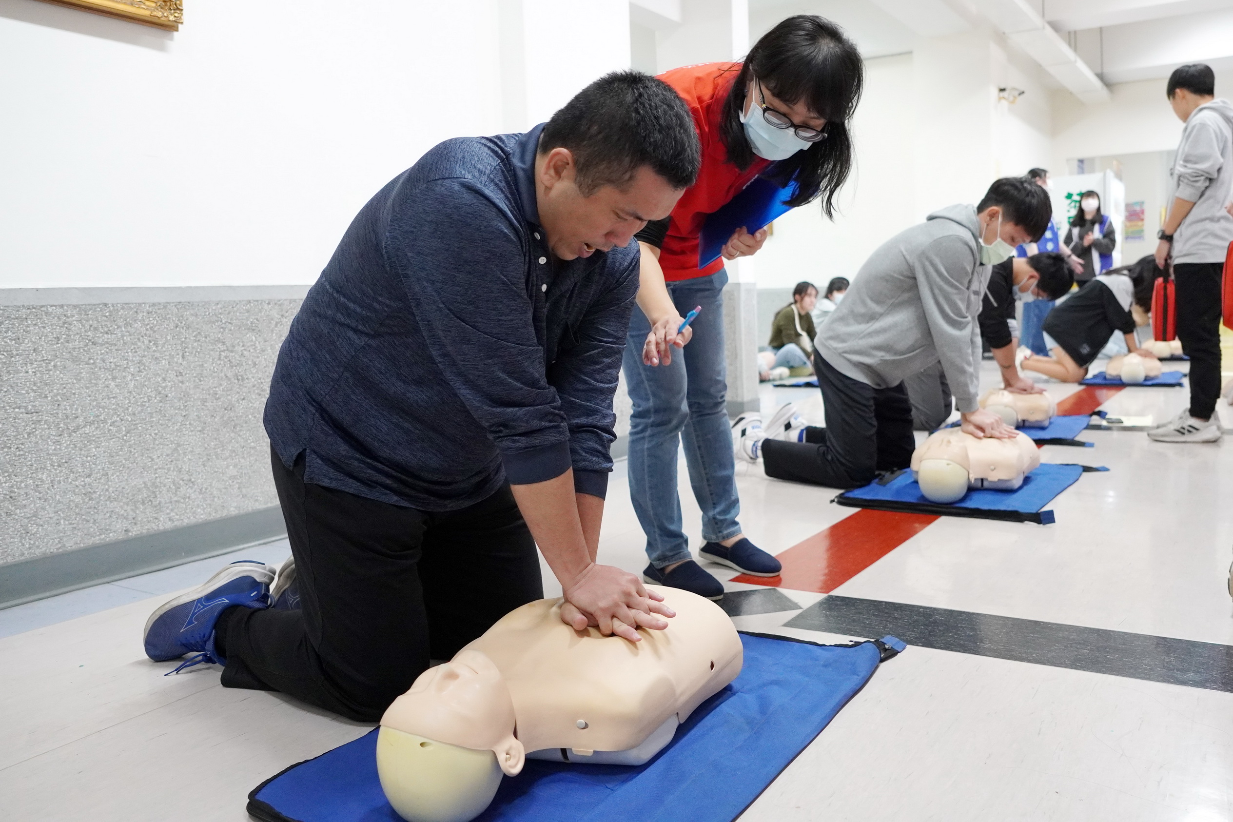▲大葉大學護理系老師指導民眾急救技巧。（記者張溎壕攝）