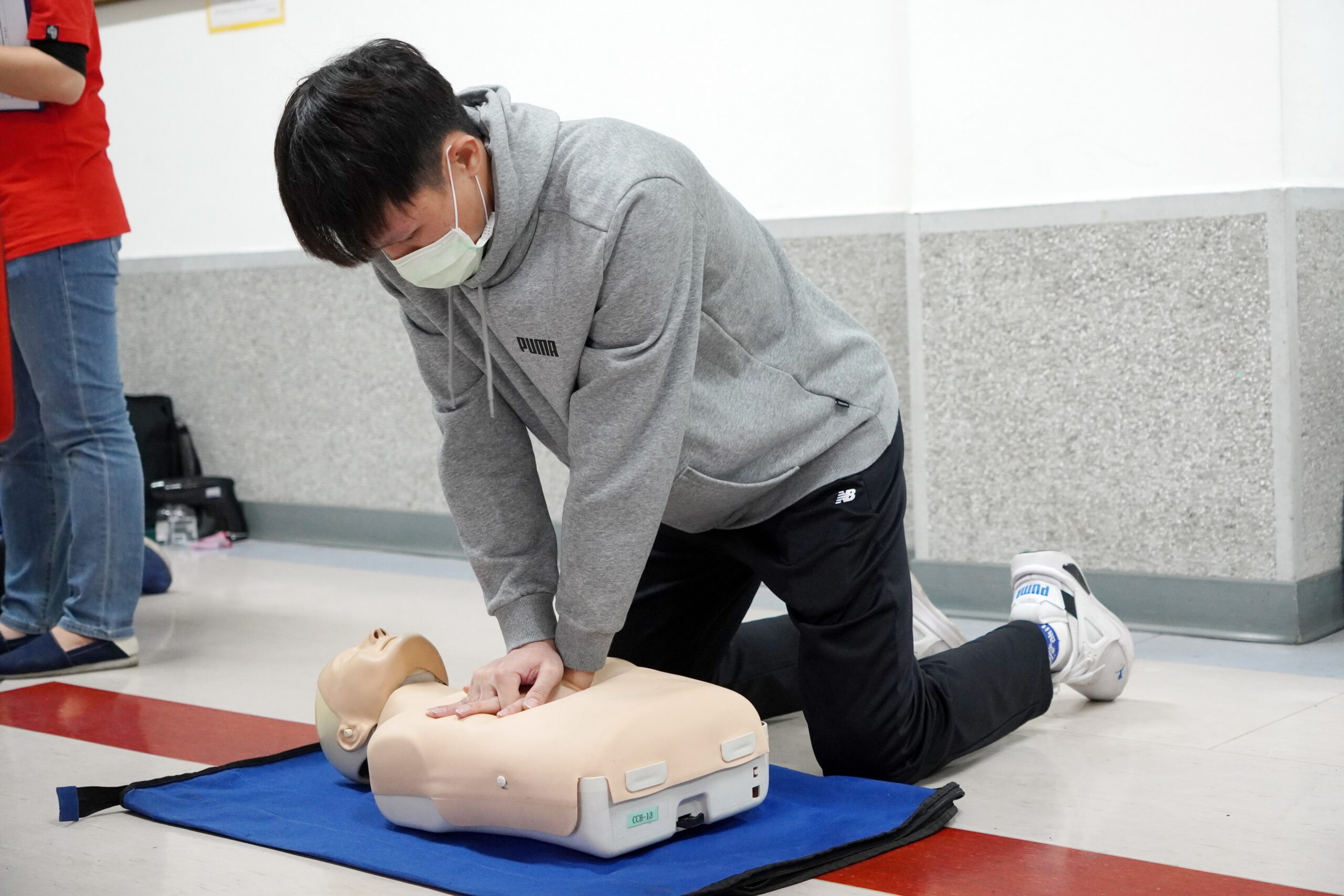 ▲到大葉參加證照課程的學員練習CPR。（記者張溎壕攝）