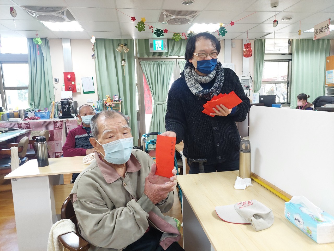 彰化榮家日照中心辦理「反詐騙」宣導，藉此提高長者防詐騙意識，確保其財物安全。（記者張溎壕攝）