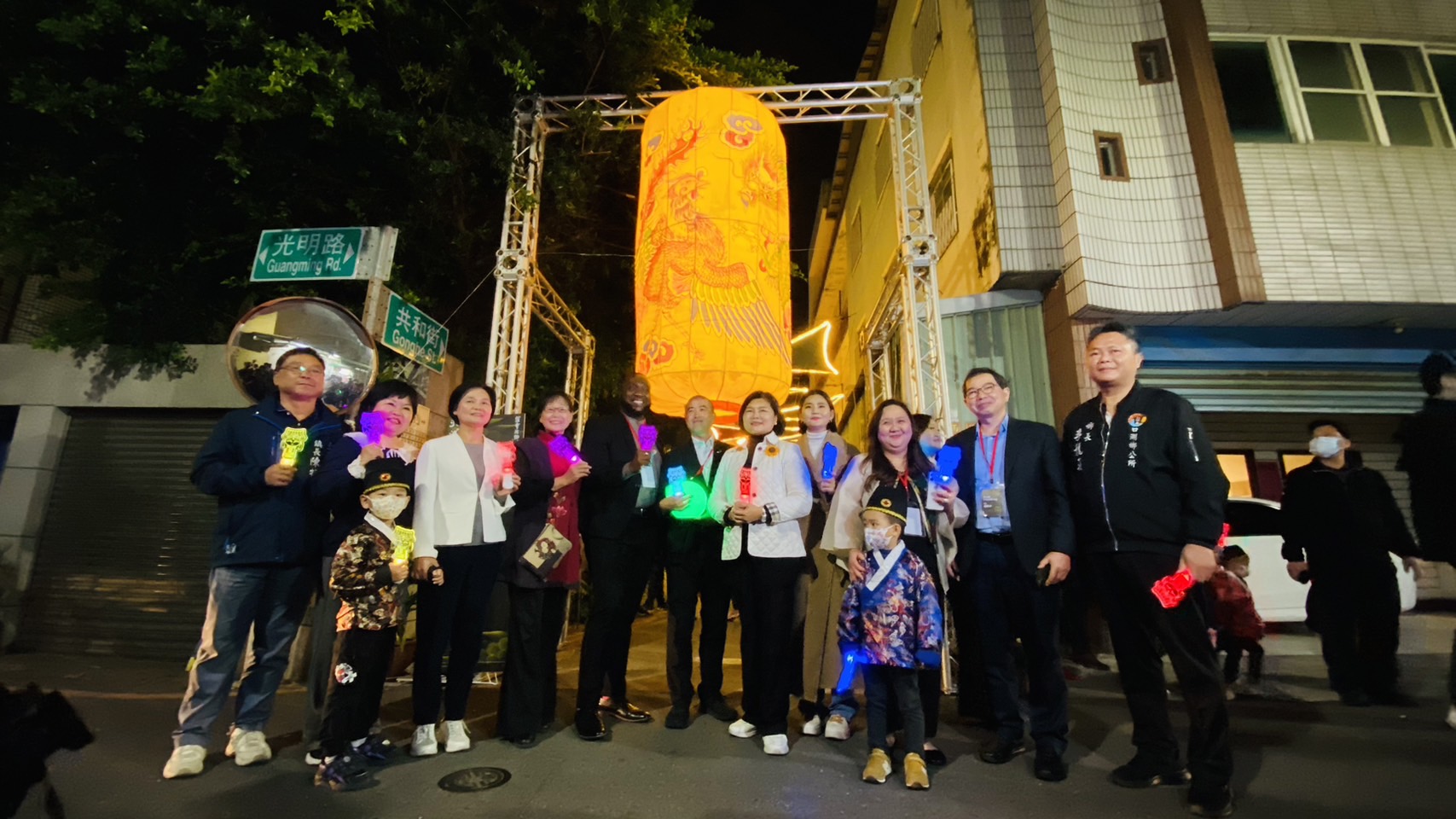 ▲此次燈會扣合113年為雲林「國際友誼年」，特別邀請來自菲律賓、日本及聖克里斯多福及尼維斯聯邦等駐台單位，以國際視野感受北港獨有的傳統工藝及創新科技的融合。(記者陳雅琪攝)