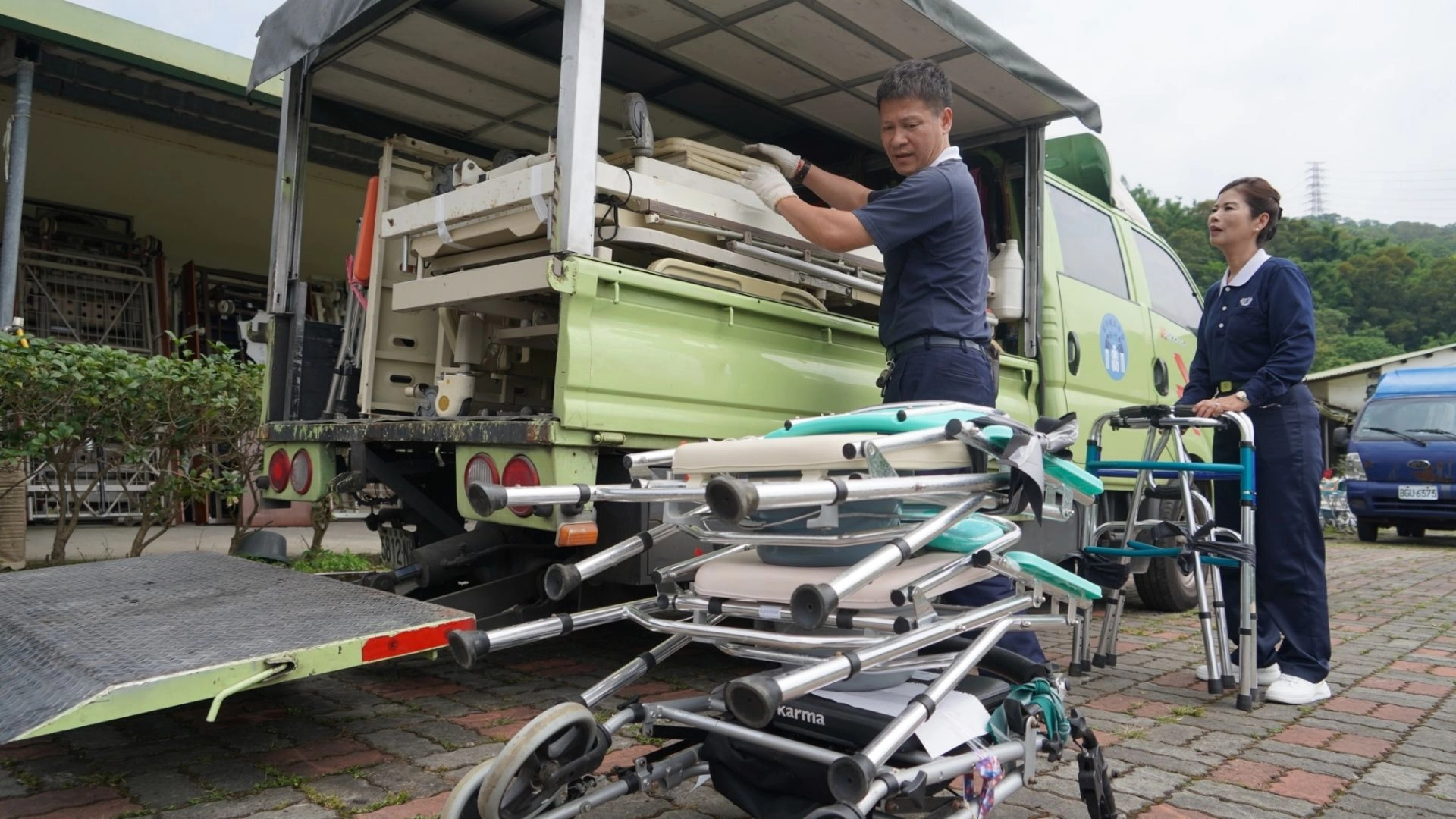 方奇輝和楊秋燕夫妻將輔具上貨車,準備運送到港口裝櫃到離島。