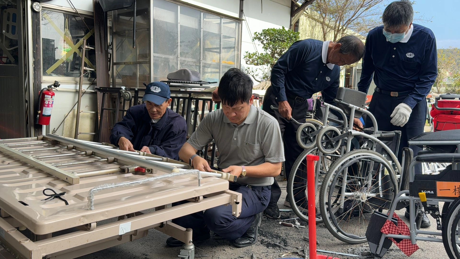 方奇輝擁有電子方面的專長,對於病床遙控器或相關電子器材都難不倒他。