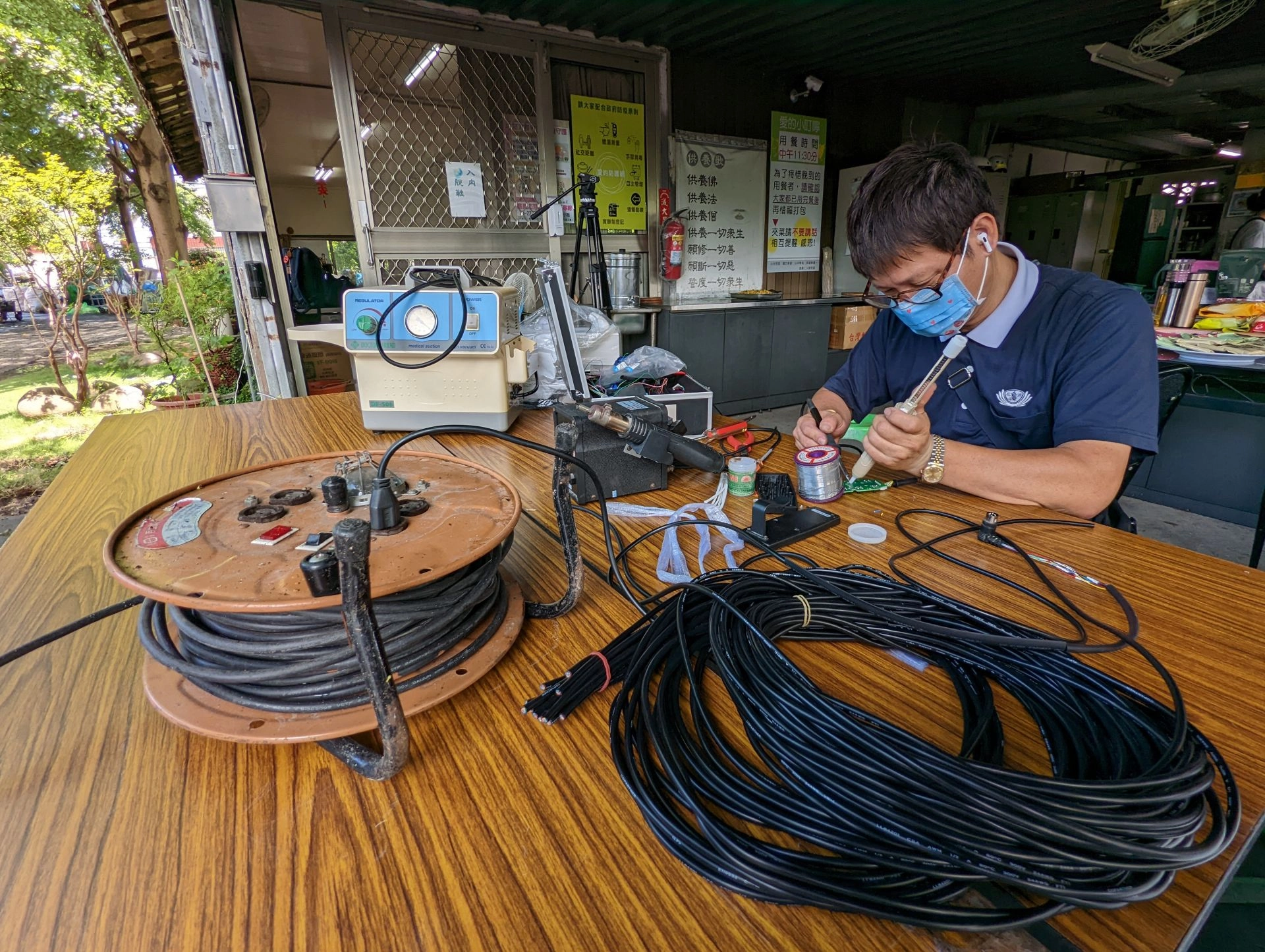 方奇輝擁有電子方面的專長,對於病床遙控器或相關電子器材都難不倒他。