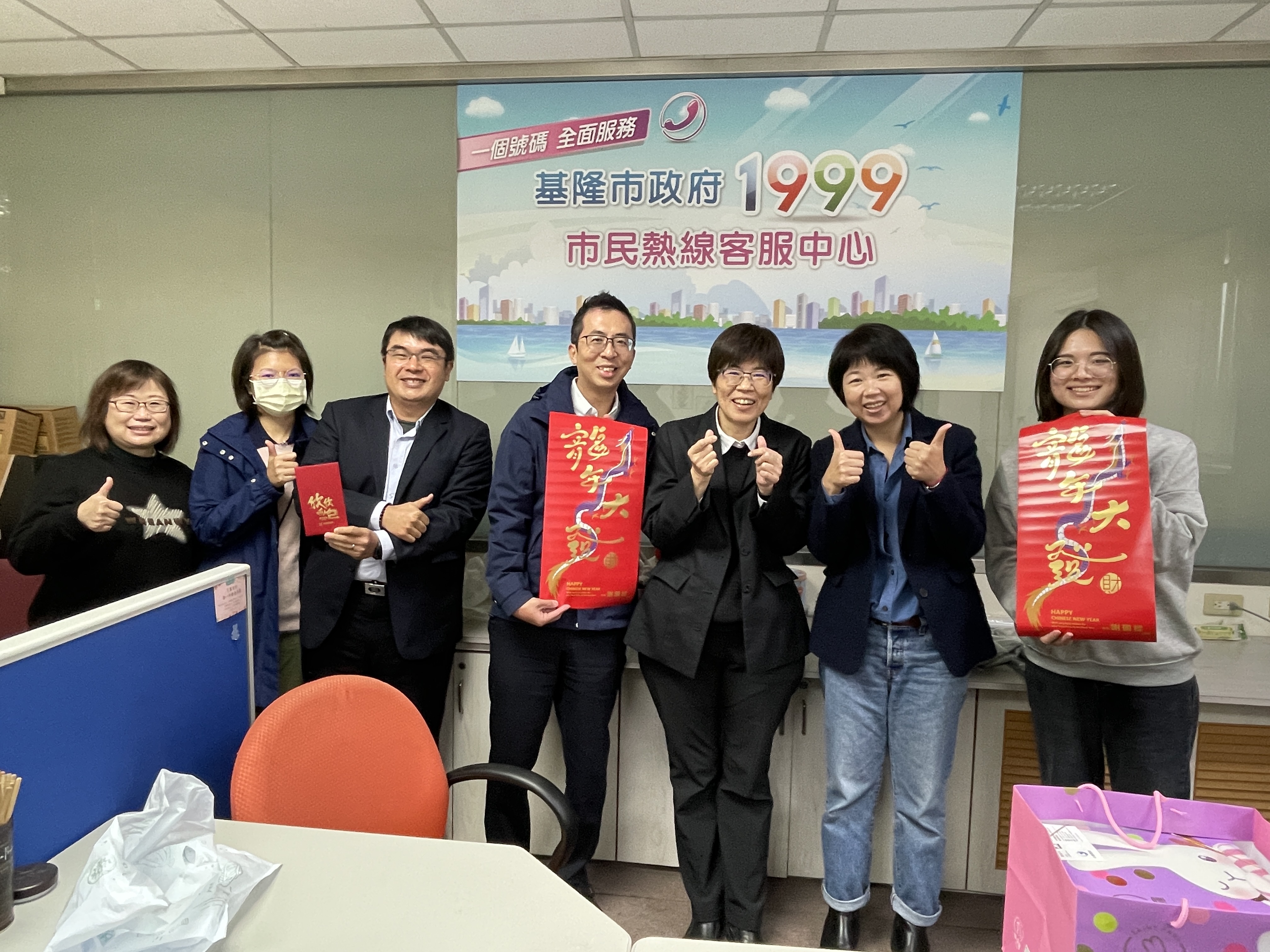 基隆市府捎暖心　春節前慰勞1999市民熱線客服人員