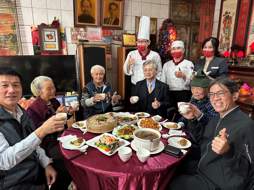 台中榮總醫院副院長傅雲慶訪視退休獨居榮民,贈送五星級年菜,並在退休榮民李殿華伯伯家中跟大家提前聚餐圍爐。(圖/台中榮總醫院)
