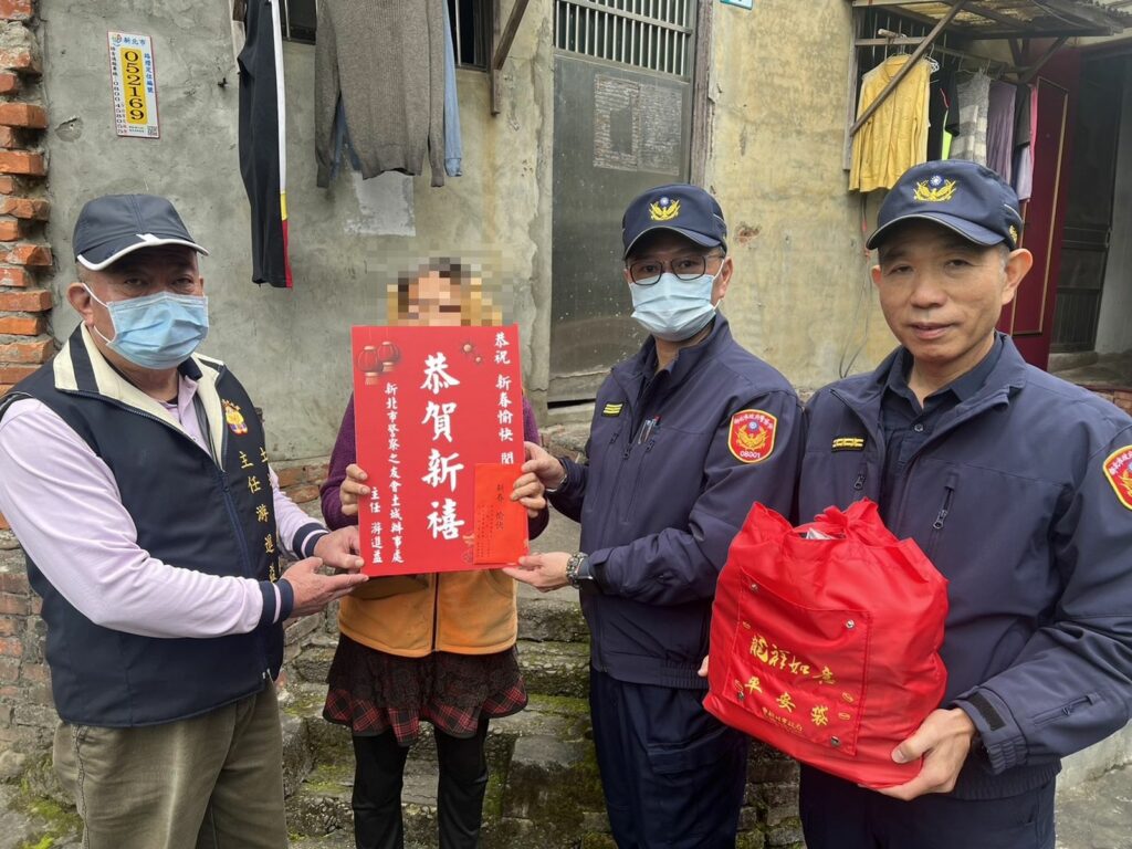 土城警分局長帶領員警助弱勢