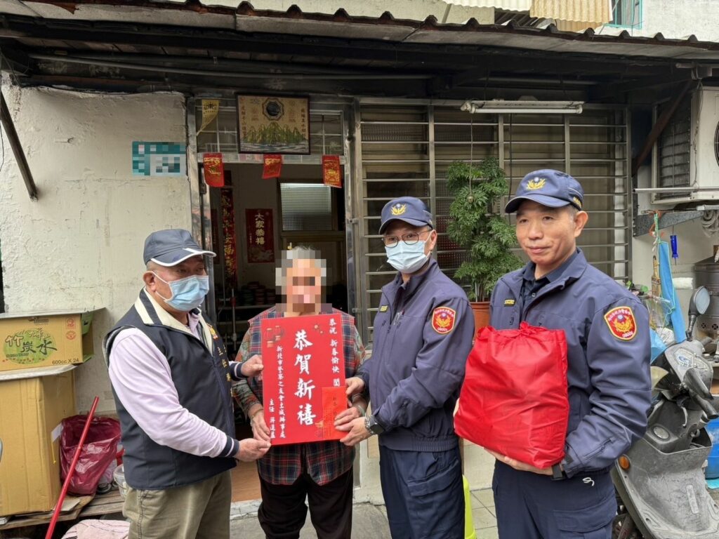 土城警分局長帶領員警助弱勢