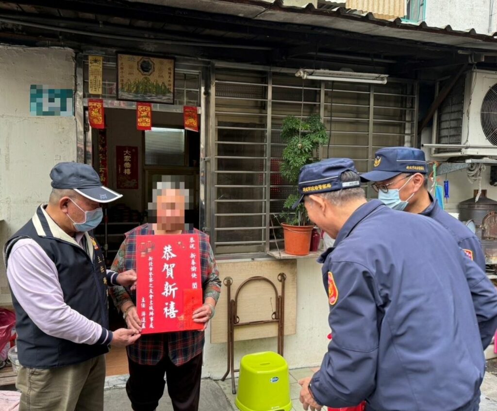 土城警分局長帶領員警助弱勢