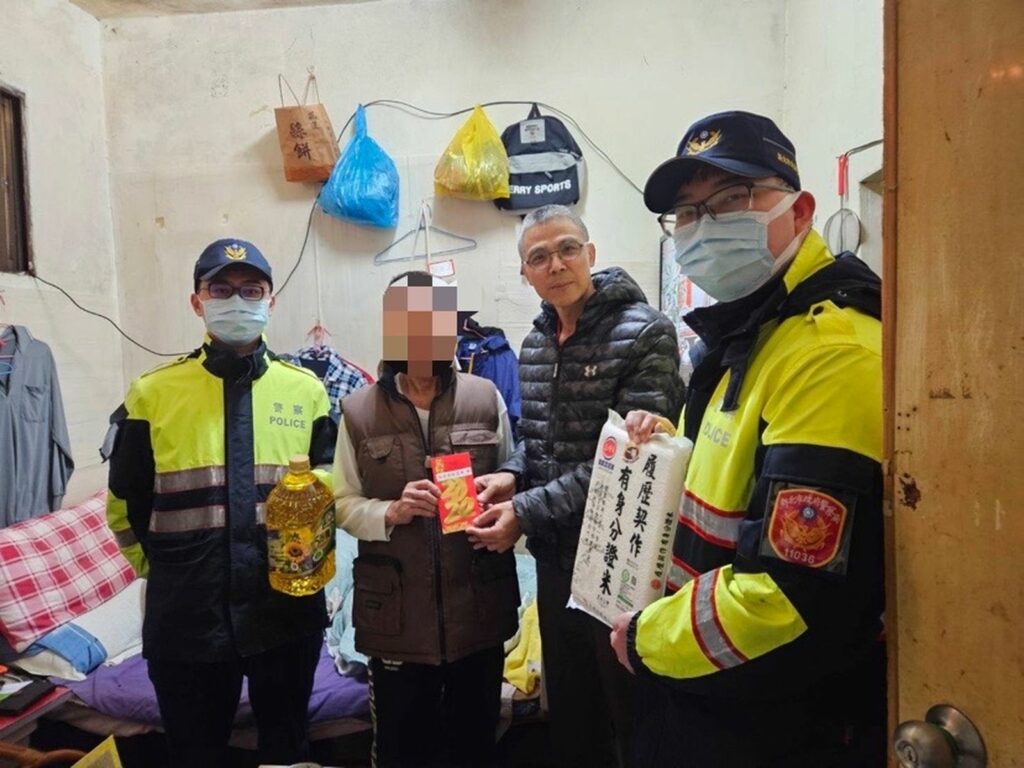 樹林警分局結合義警民防及慈善團體「紡正協會」,歲末寒冬送暖