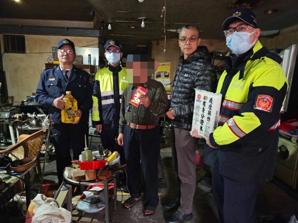 樹林警分局結合義警民防及慈善團體「紡正協會」,歲末寒冬送暖