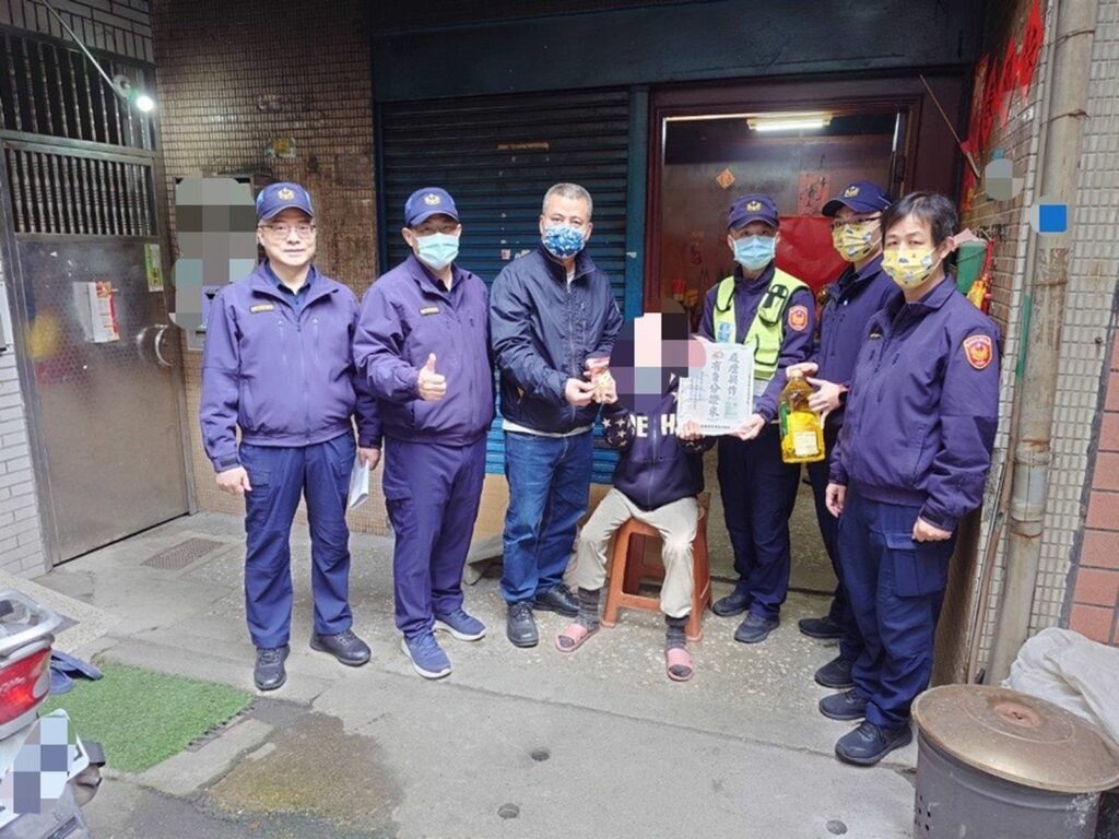 樹林警分局結合義警民防及慈善團體「紡正協會」,歲末寒冬送暖