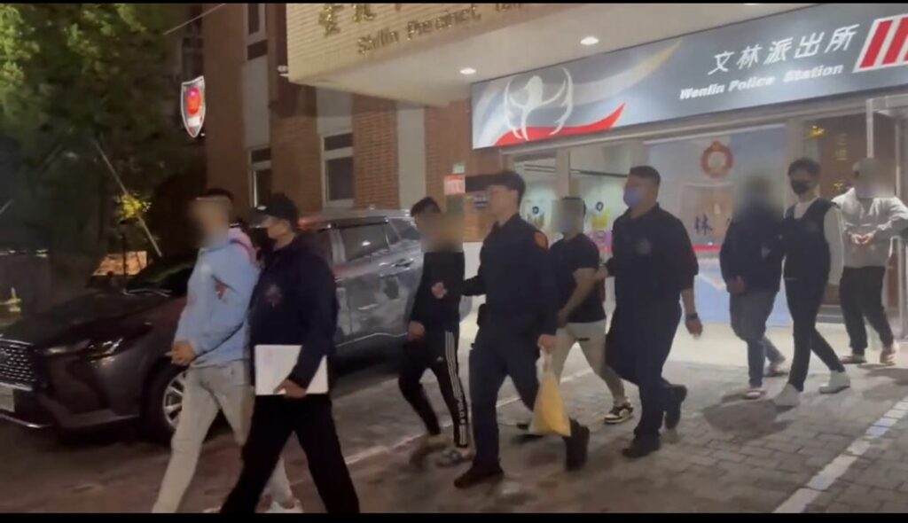 數名男子持棍棒凶狠砸攤行徑囂張，士林分局獲報後立即啟動快打警力到場查處