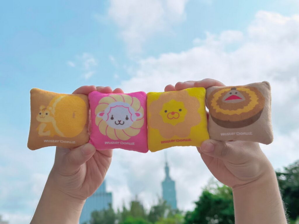 .Mister Donut4位當紅代言人化身超萌抱枕磁鐵伴粉絲春節呷甜甜，好運龍總來～
