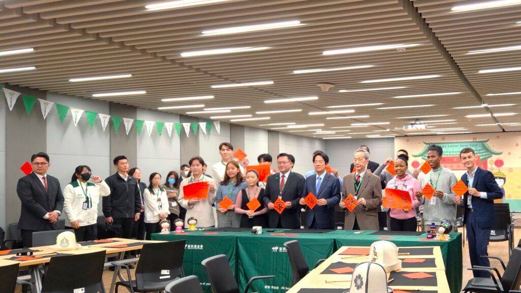 「寫春聯‧迎龍年」大合影，賴副總統揮毫寫下「福」，意旨新的一年，幸福龍厚哩！以感謝家扶基金會實踐助人扶幼的精神，以豐富的實務經驗積極照顧弱勢兒少，讓更多家庭受惠。（圖/陳惠玲攝影）