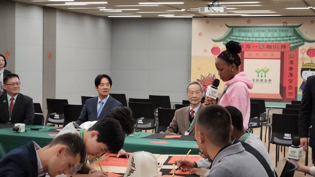 家扶舉辦海外學子寫春聯活動，來自史瓦帝尼的馬昕葳分享書寫「希望」二字。（圖/陳惠玲攝影）