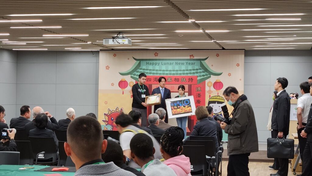 現場還有2位家扶學子與副總統有約，一位是來自雲林的吳官穎，去年與副總統相約未來開咖啡廳，另一位來自屏東小女孩郭羽瑄。（圖/陳惠玲攝影）