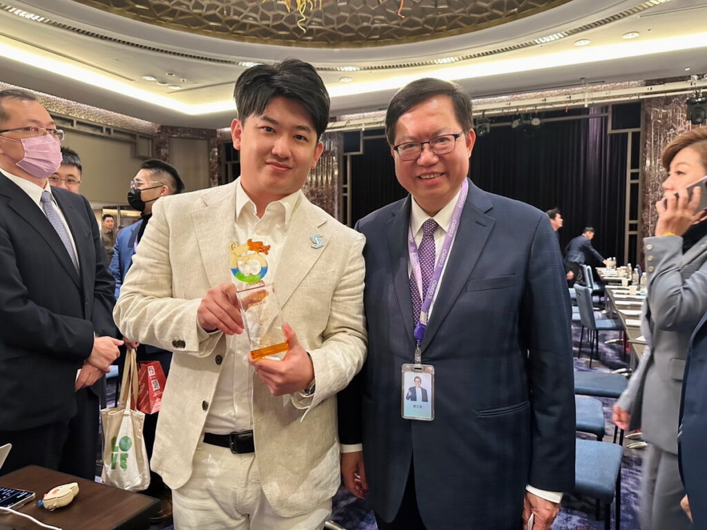 Bitget 台灣區域總監 Walden張崴凱(白色上衣)接受行政院副院長鄭文燦頒發獎項