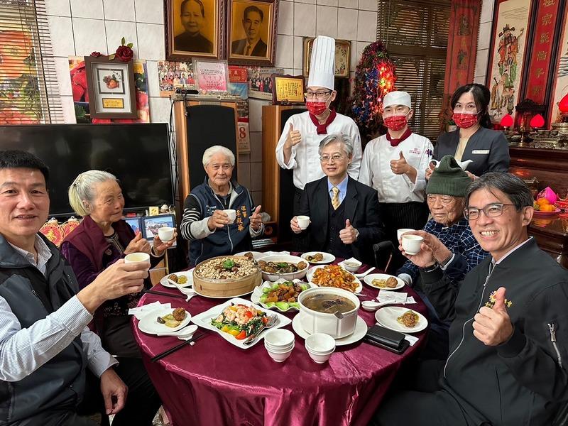 中榮偕榮服處訪視獨居榮民 傳遞溫馨五星年菜歡慶新年