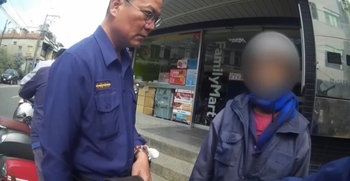 男子持毒心虛狂招計程車想逃 仁武警鷹眼查獲毒品送辦。【圖/記者蔡宗武拍攝】
