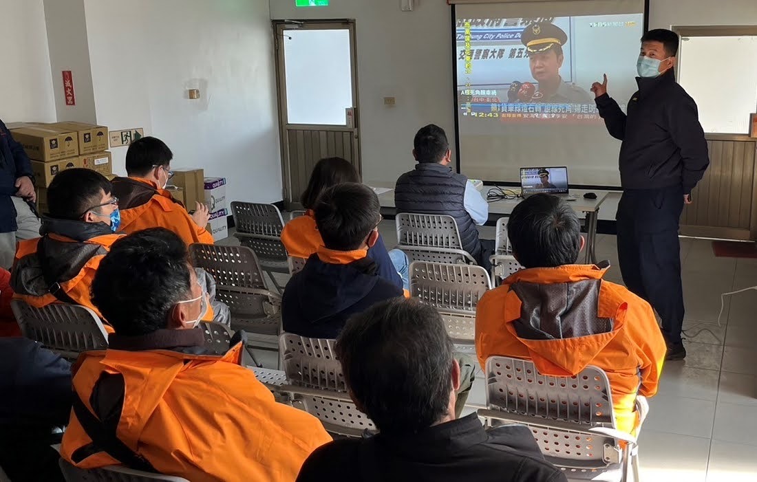 湖內警至水泥產業辦理交通安全講座 宣導大型車「慢」、「看」、「停」。〈圖/記者蔡宗武翻攝〉