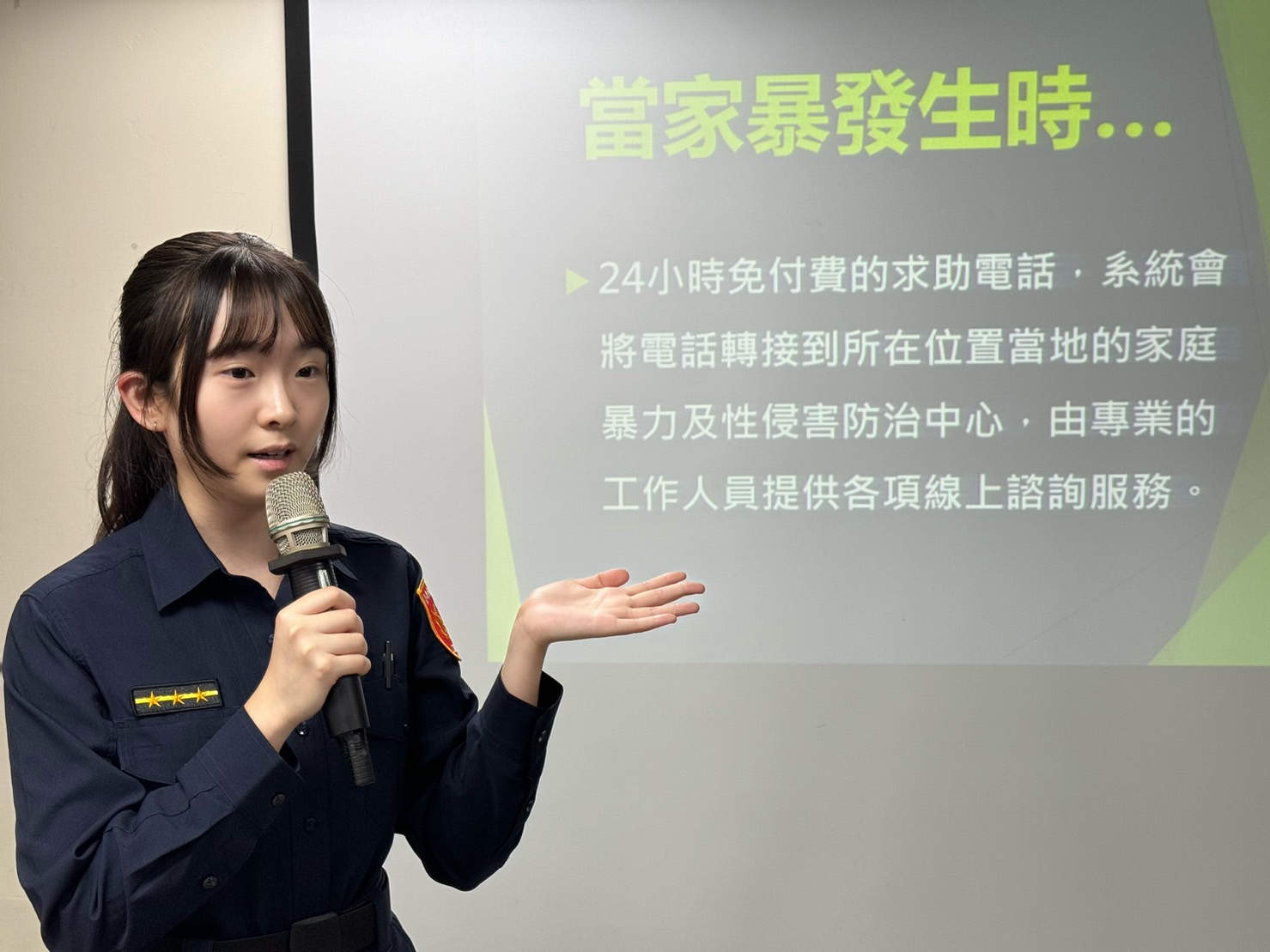 北市警婦幼隊於春節前辦理親子講座宣導家庭暴力防治。(記者黃荷琇 翻攝)