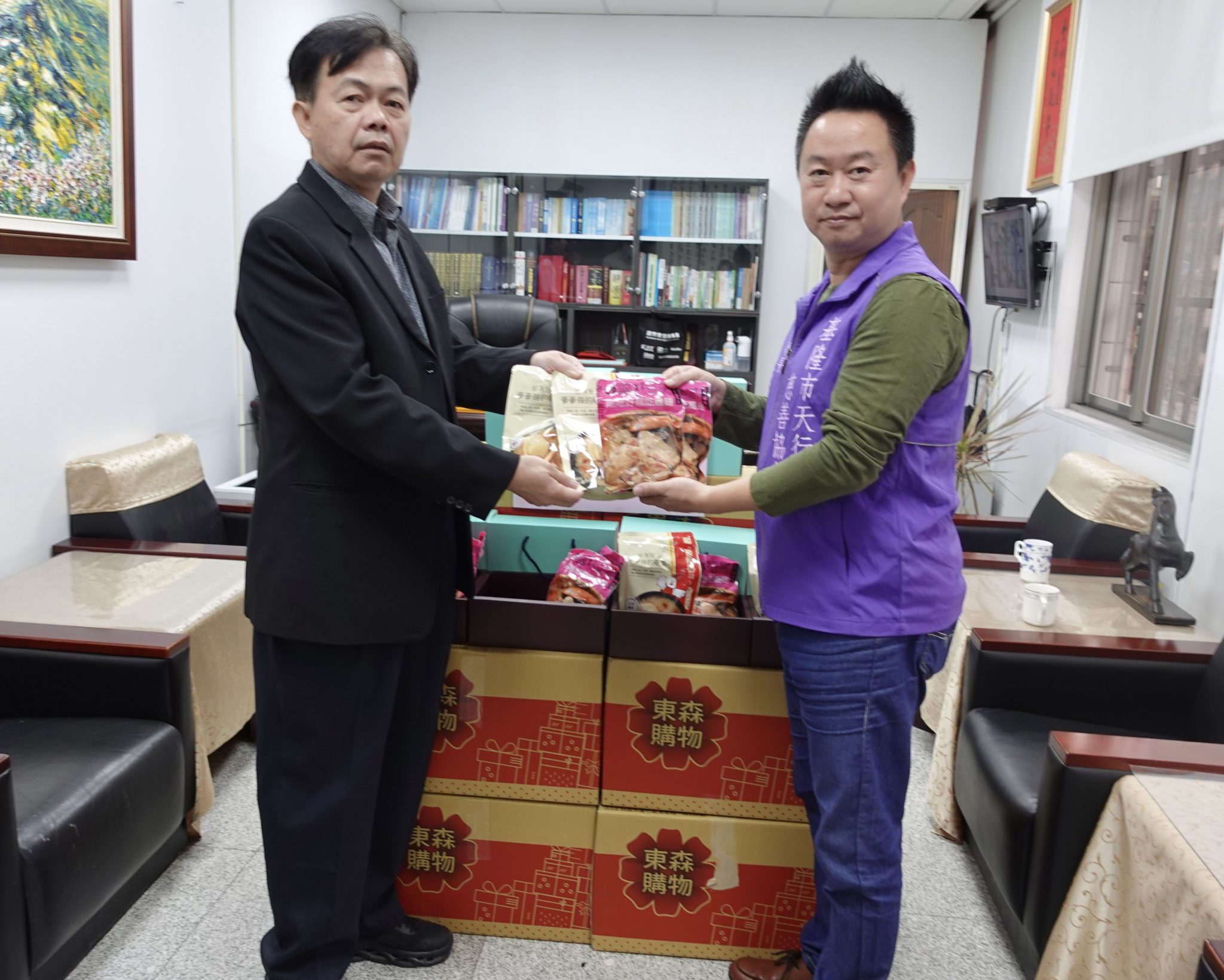 理事長李昌萬(右)贈送禮盒，由典獄長張龍泉(左)代為接受。(記者宋紹誠翻攝)