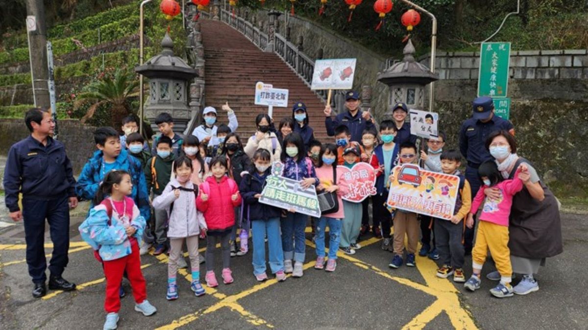 在臺北市碧山巖周邊,內湖分局實施嚴格交通管制,確保節日採購和走春活動的順暢進行,同時積極宣導交通安全意識。(記者薛秀蓮翻攝)