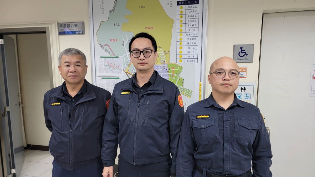 西湖派出所副所長張世昌(左)、所長黃振綱(中)、巡佐莊宏揚(右)。(記者薛秀蓮翻攝)