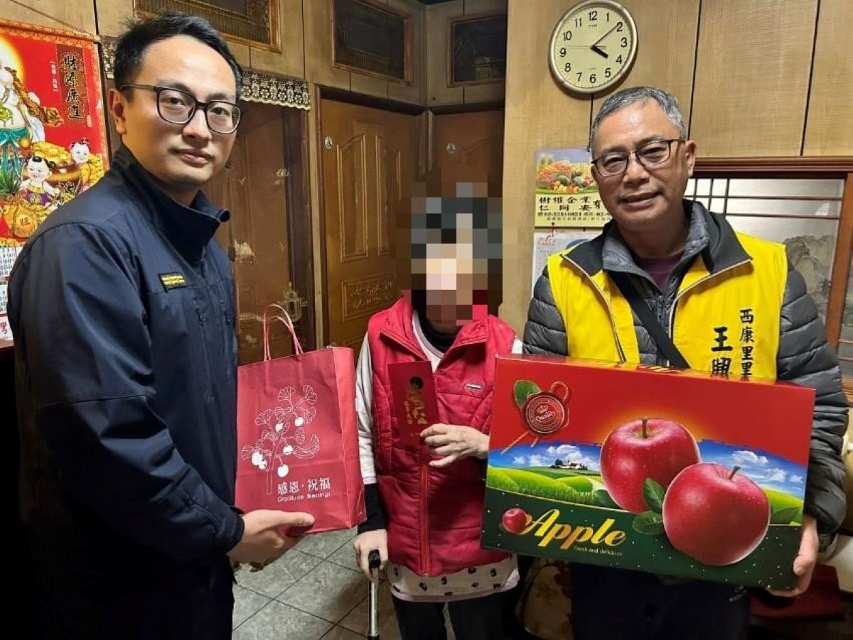 所長協同里長到家訪視。(記者薛秀蓮翻攝)