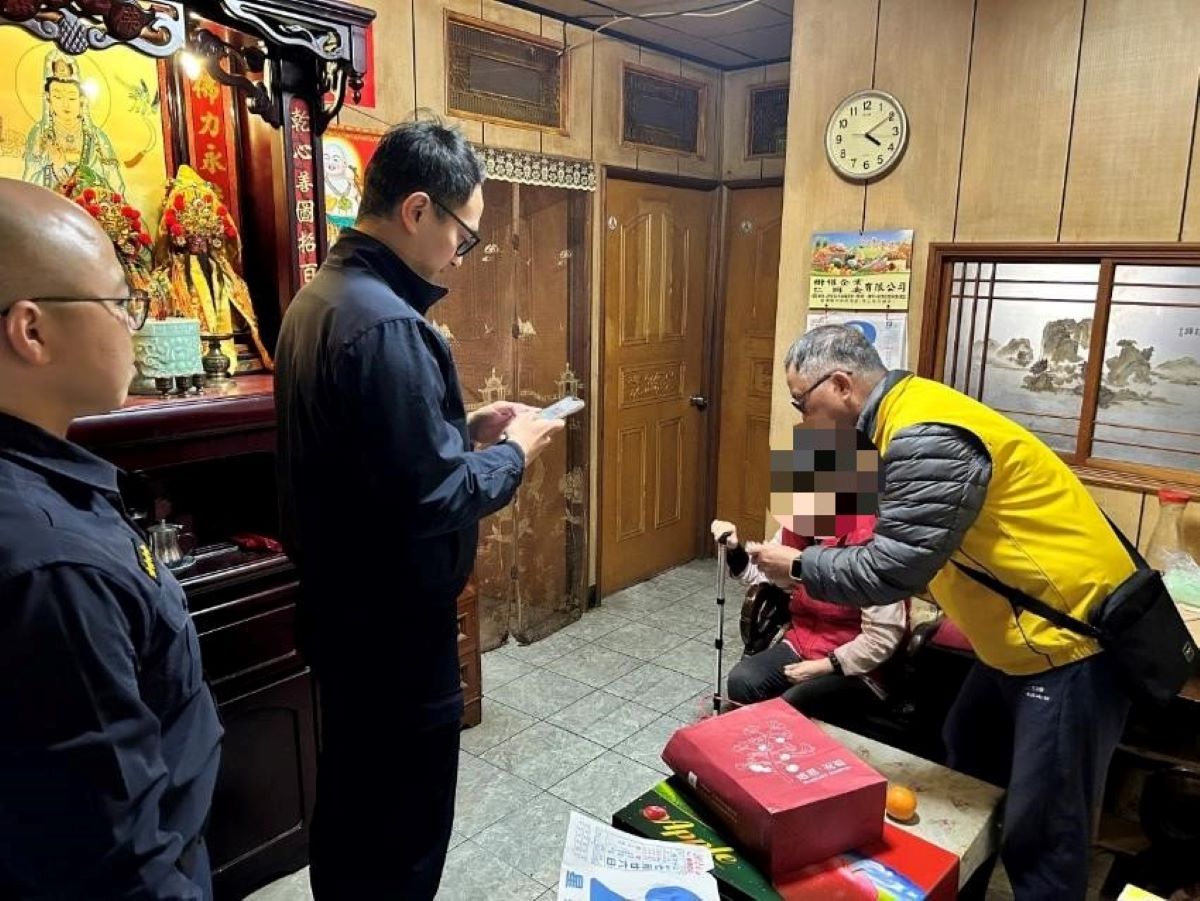 西湖派出所所長黃振綱、副所長張世昌、巡佐莊宏揚、西康里里長王興國等人一同協助弱勢家庭低收入戶。(記者薛秀蓮翻攝)