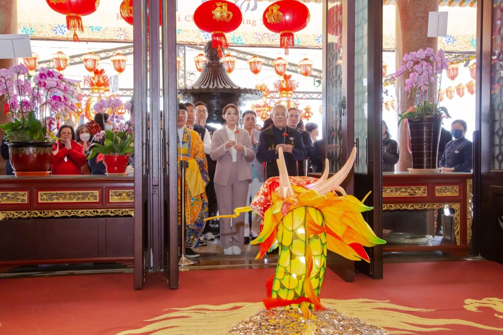 高市長帶領市府團隊上香祈福。(圖/記者林照東翻攝)