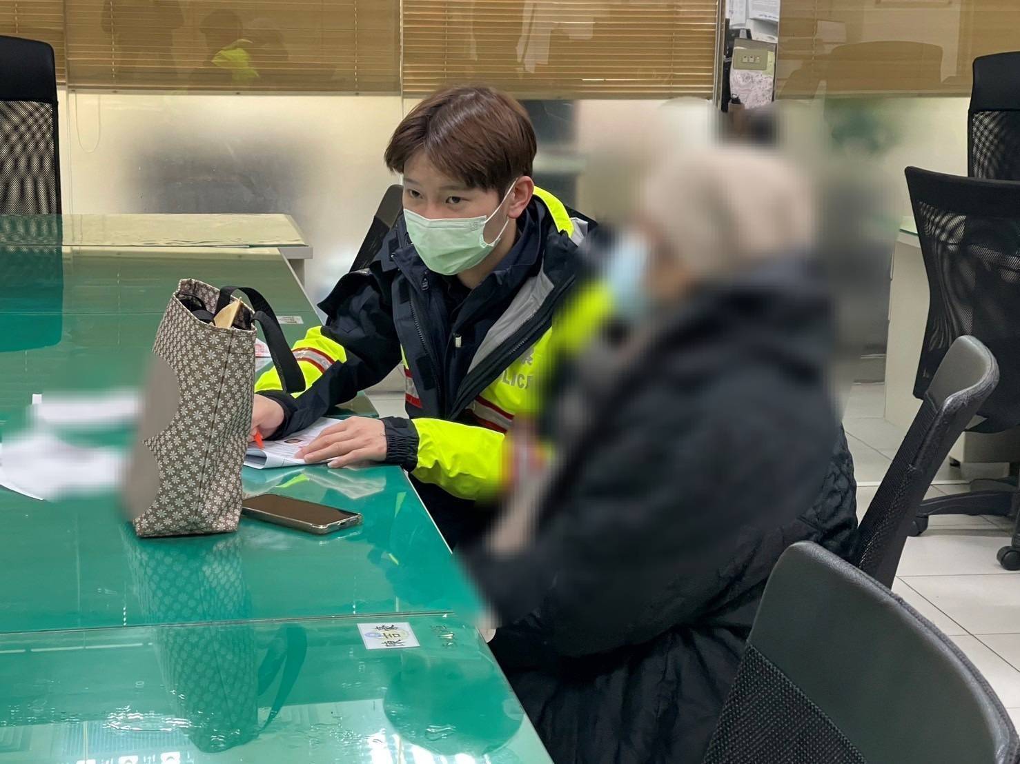 中山分局積極介入社區弱勢家庭的生活,時志鵬警員個案探訪超越職責的溫暖行動。(記者薛秀蓮翻攝)