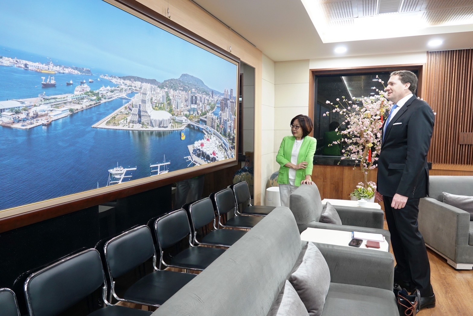 美國在台協會高雄分處處長張子霖拜會議長康裕成 雙方交流分享高雄25年來的改變 並期許關係能更上層樓