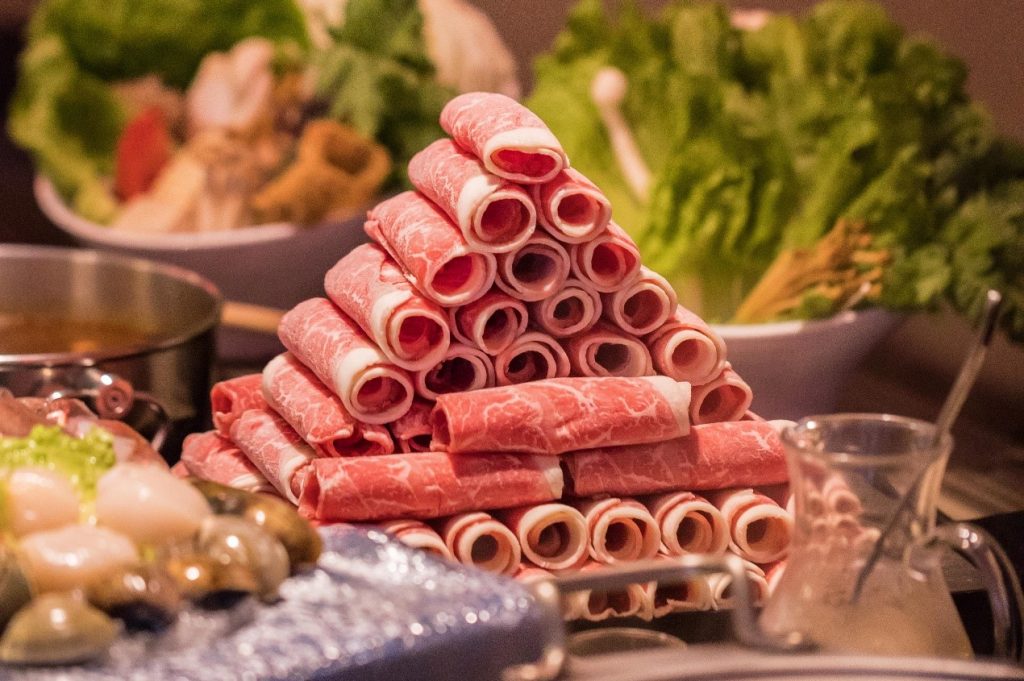 肉老大頂級肉品涮涮鍋「美國菲瑞牛肉」,以極致優質的口感和獨具魅力的風味,重新定義肉品的高度。