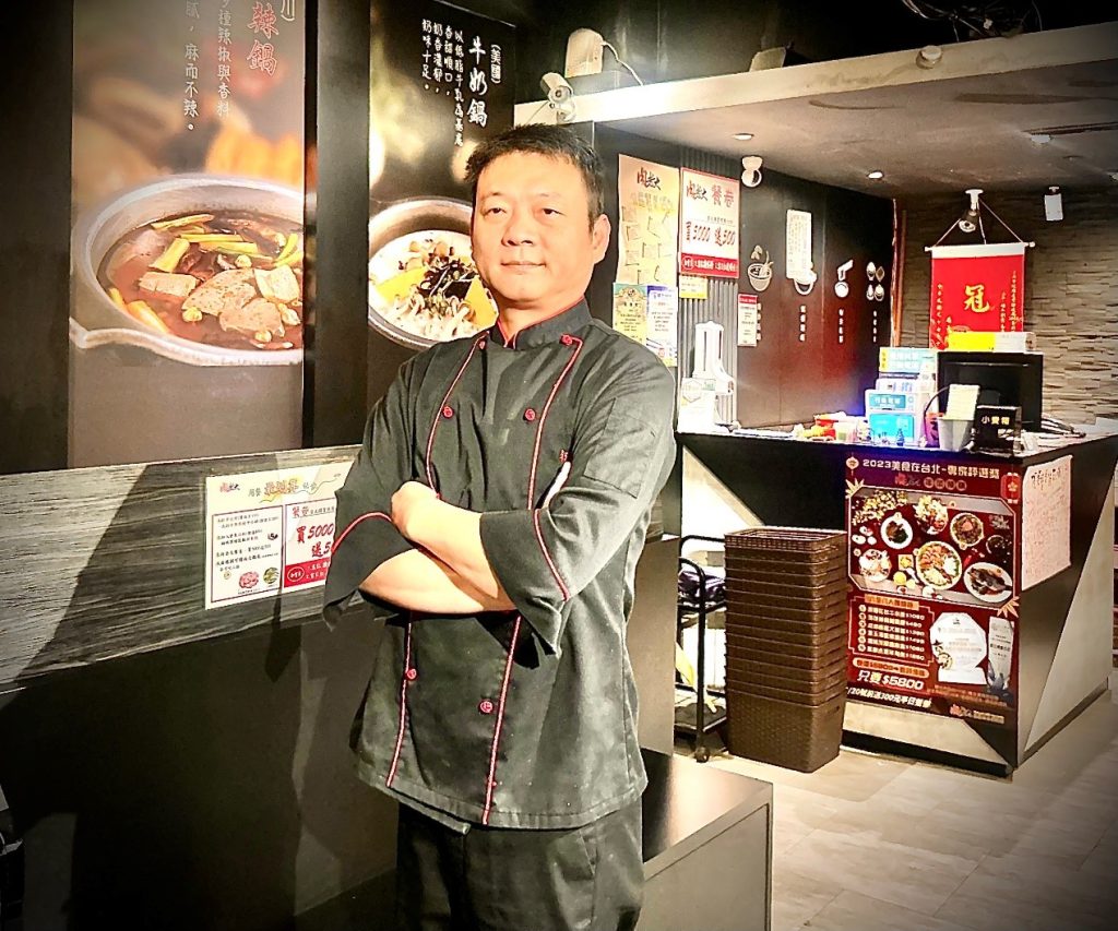 梁培松大廚是多家飯店的餐飲顧問,2017年創立肉老大品牌,榮獲多項殊榮。