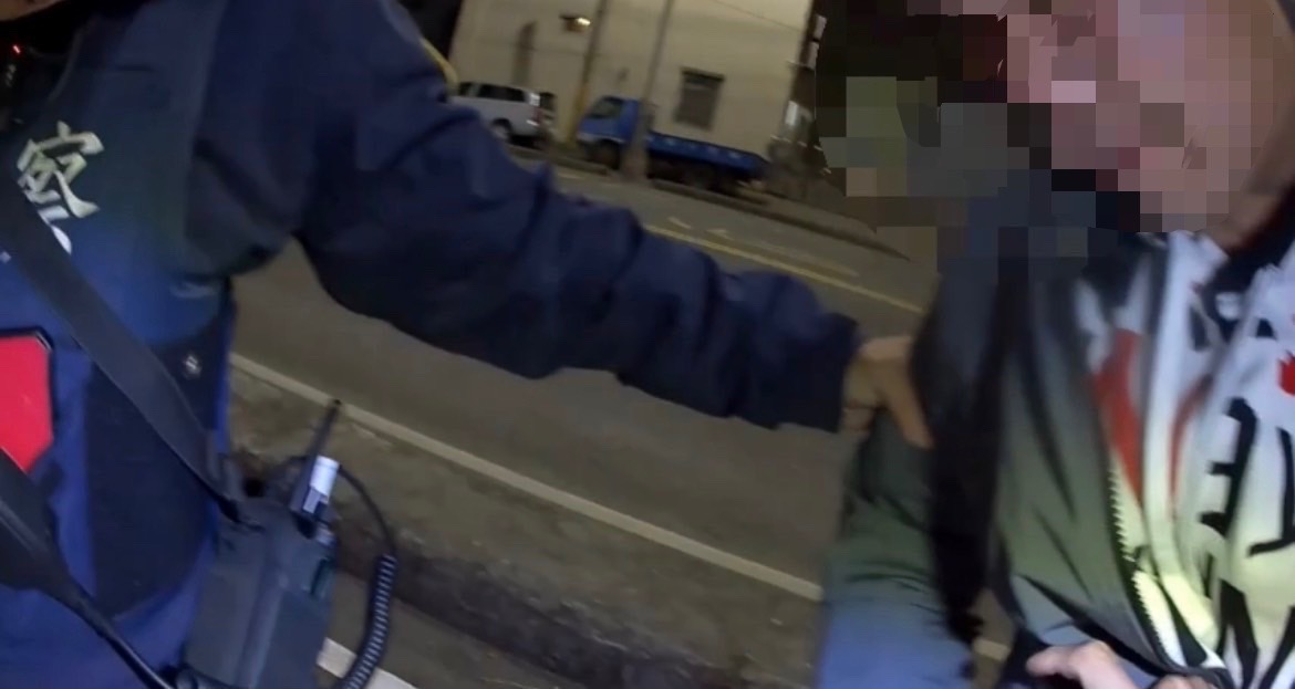 尬聊吃火鍋套交情 男子瞬間遭警搜出攜刀又持毒 臉都綠了