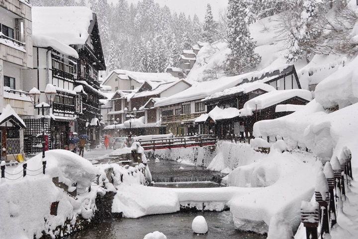 被大雪覆蓋的山形縣銀山溫泉充滿了夢幻感。 圖:日本旅行情報局/提供