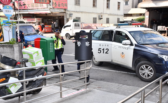 為讓民眾平安過好年　朴子警實施防搶維安演練