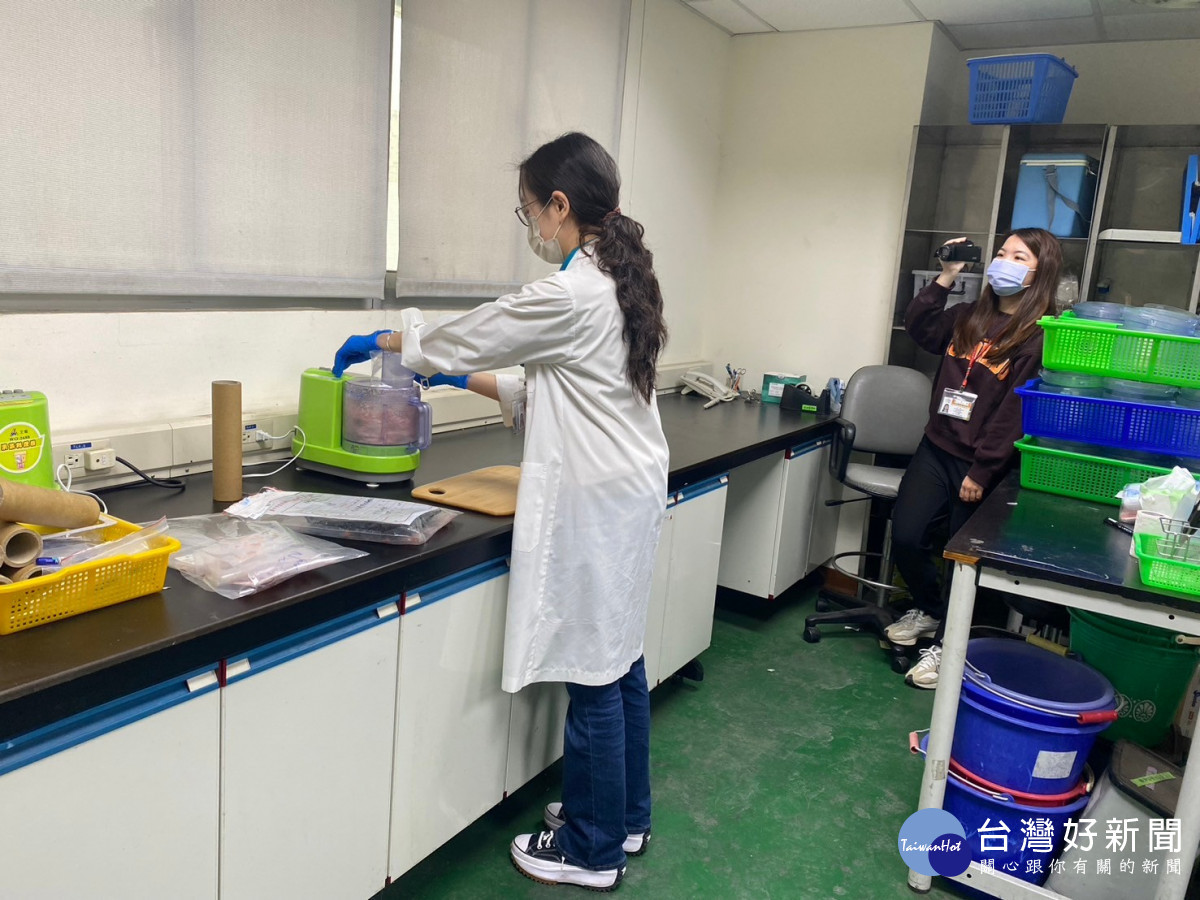 實驗室的技術查核工作,食安處全程錄影存證。