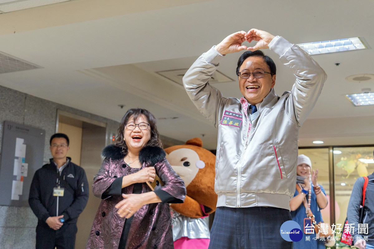 桃園市長張善政春節辭歲向民眾送上愛心。