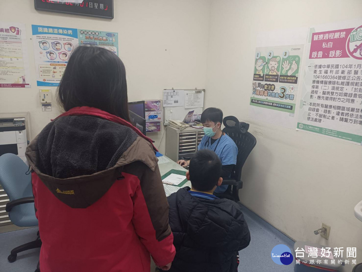 小朋友出現發燒症狀到急診就醫(非個案)。